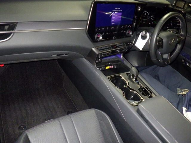 2025 Lexus RX RX500H F Super Four 4WD auction photo 3