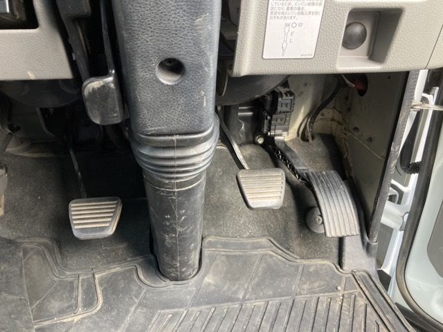 2019 Mitsubishi Fuso Canter Aluminum van auction photo 4