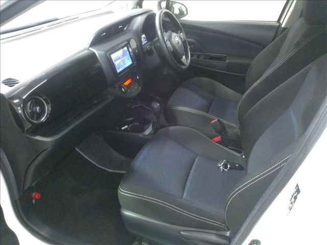 2017 Toyota Vitz ハイブリッドFセーフティエディ auction photo 3