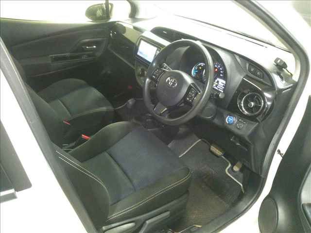 2017 Toyota Vitz ハイブリッドFセーフティエディ auction photo 4