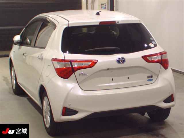 2017 Toyota Vitz ハイブリッドFセーフティエディ auction photo 2