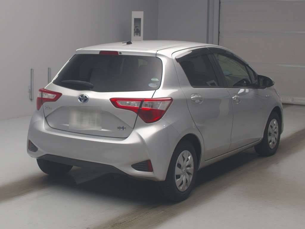 2019 Toyota Vitz ハイブリッドF auction photo 2