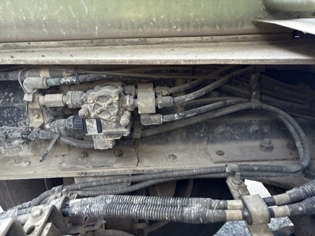 2013 Isuzu Giga mixer auction photo 11
