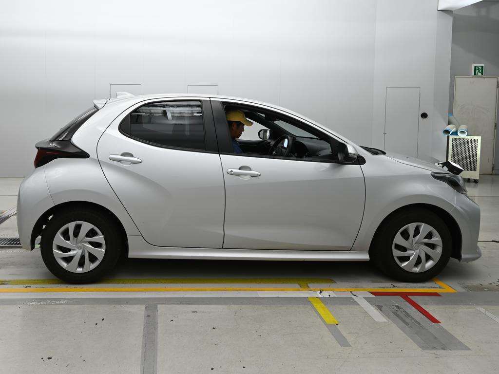2021 Toyota Yaris ハイブリッドX auction photo 3
