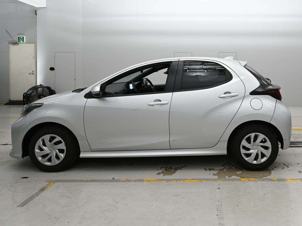 2021 Toyota Yaris ハイブリッドX auction photo 4