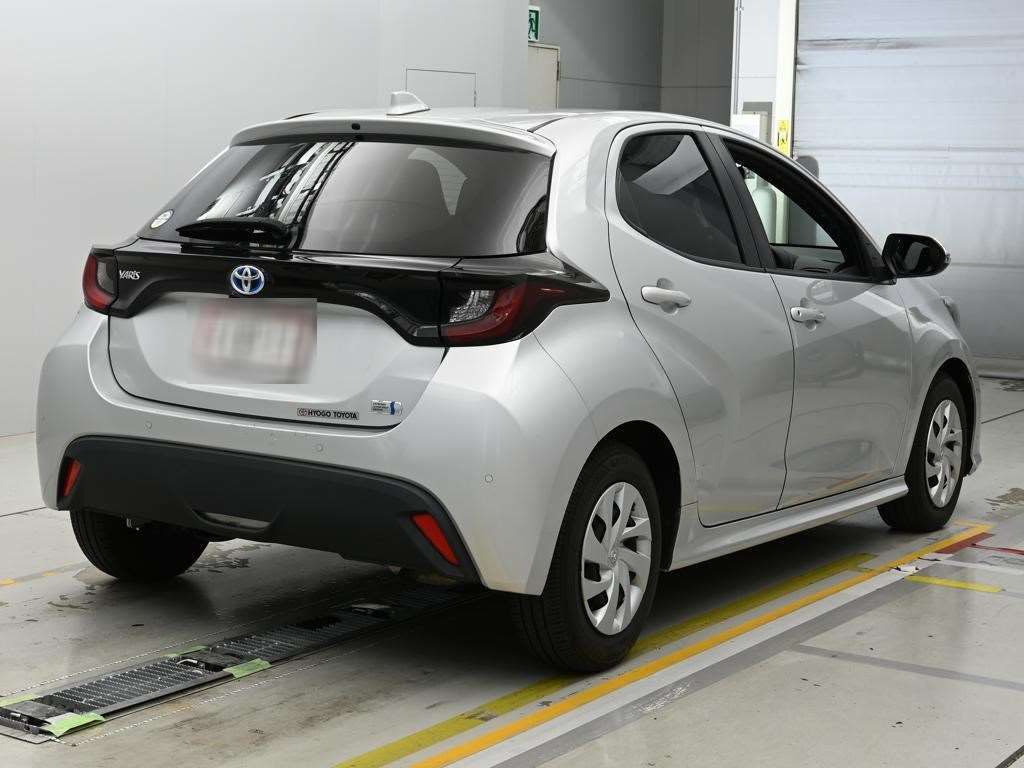 2021 Toyota Yaris ハイブリッドX auction photo 2