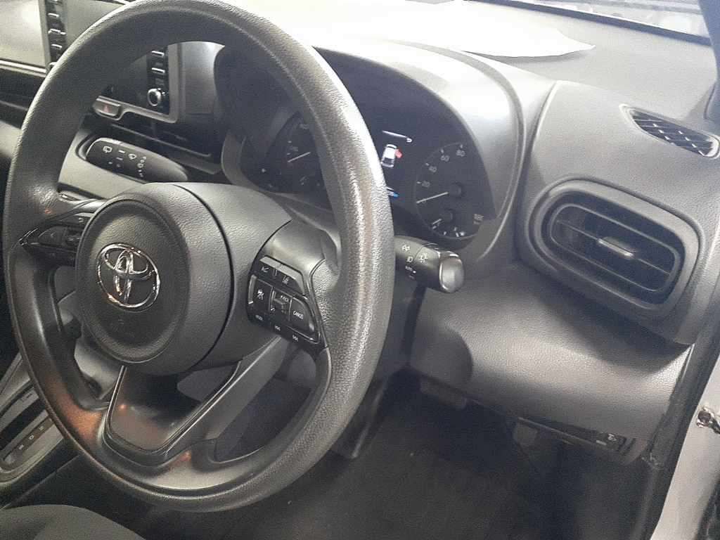 2021 Toyota Yaris ハイブリッドX auction photo 9