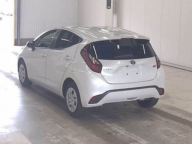 2022 Toyota Aqua X auction photo 2