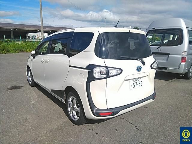 2016 Toyota Sienta 4WD G auction photo 3