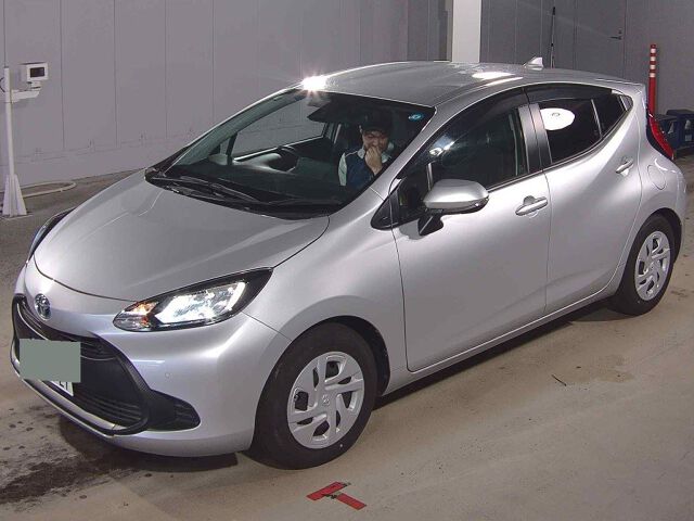 2021 Toyota Aqua X auction photo 4