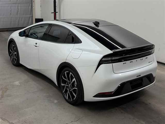 2023 Toyota Prius PHEV Z auction photo 2