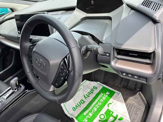2023 Toyota Prius PHEV Z auction photo 3