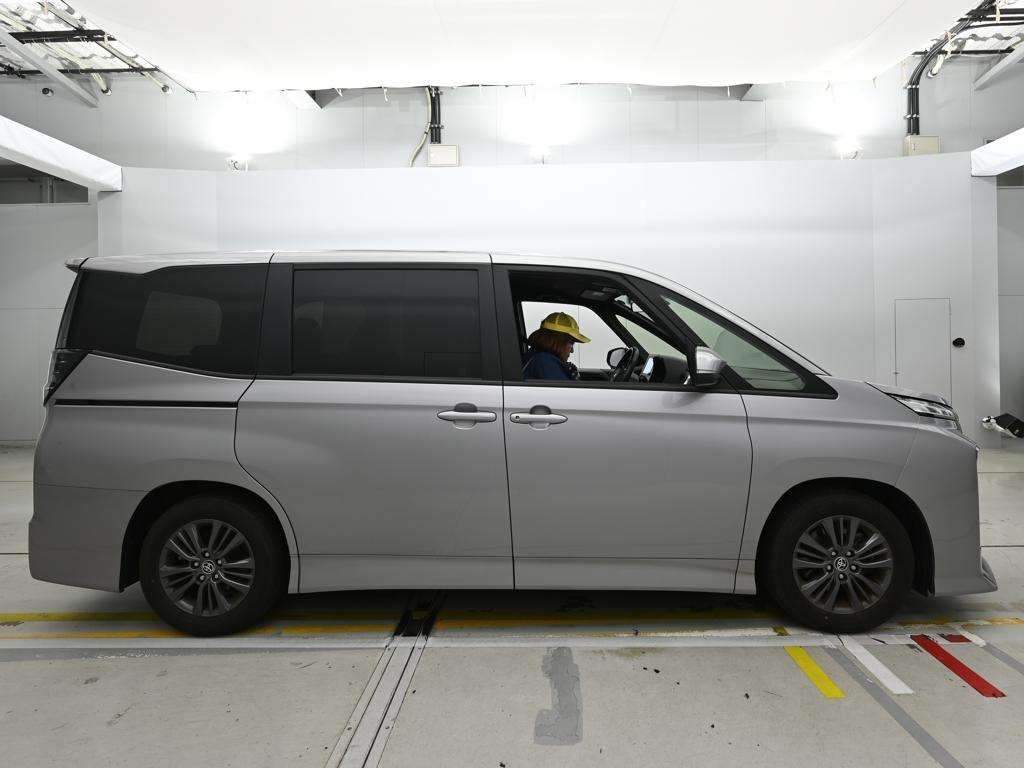 2023 Toyota Voxy Hybrid S-G auction photo 3