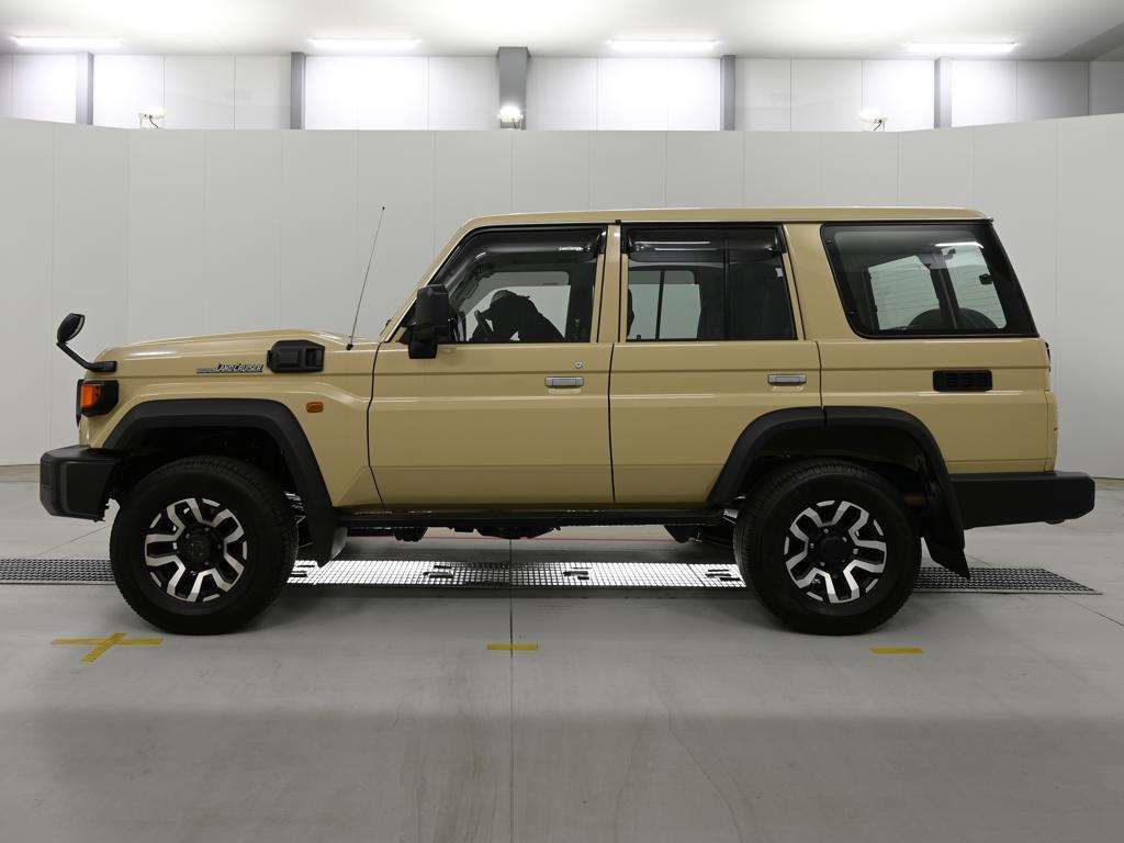 2025 Toyota Land Cruiser 70 AX 4WD auction photo 4