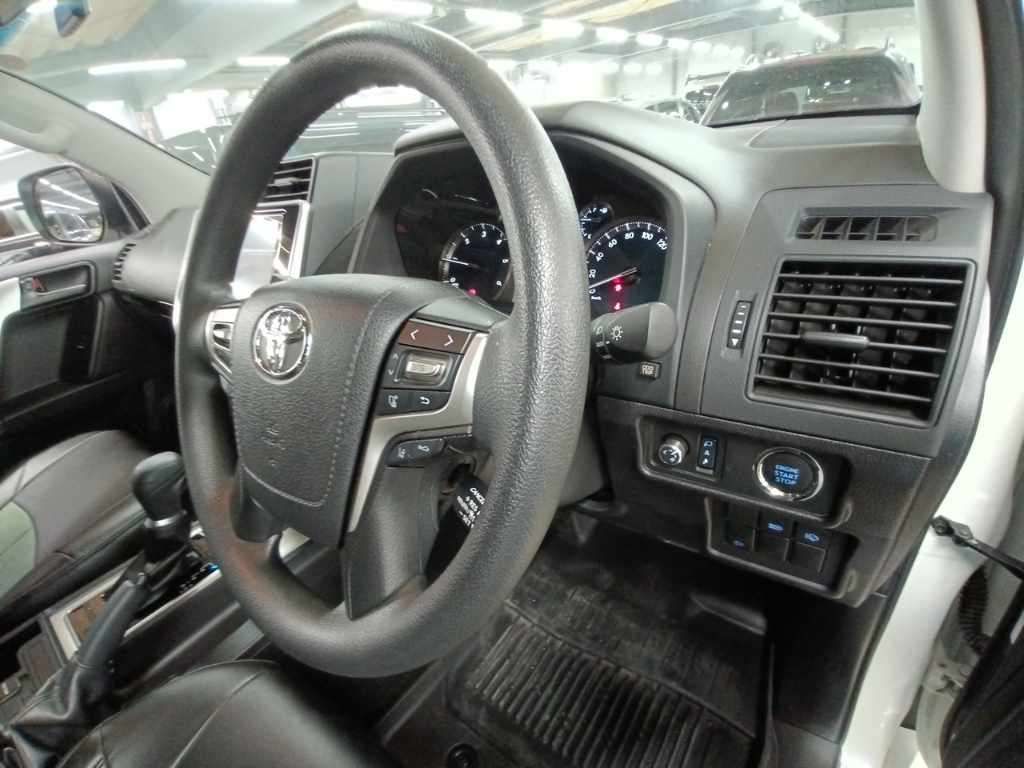 2022 Toyota Land Cruiser Prado TX 4WD auction photo 9