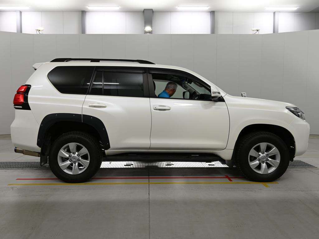 2022 Toyota Land Cruiser Prado TX 4WD auction photo 3