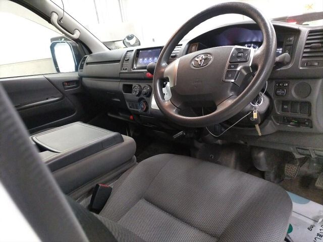 2022 Toyota Hiace ロングDX 4WD auction photo 3