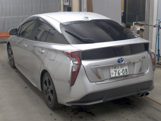 2016 Toyota Prius Sツーリングセレクション auction photo 2