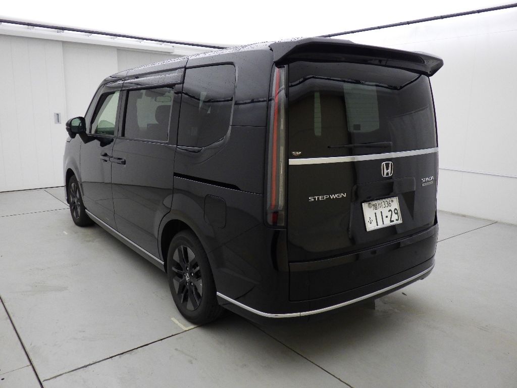 2023 Honda Stepwgn 4WD プレミアムライン auction photo 5