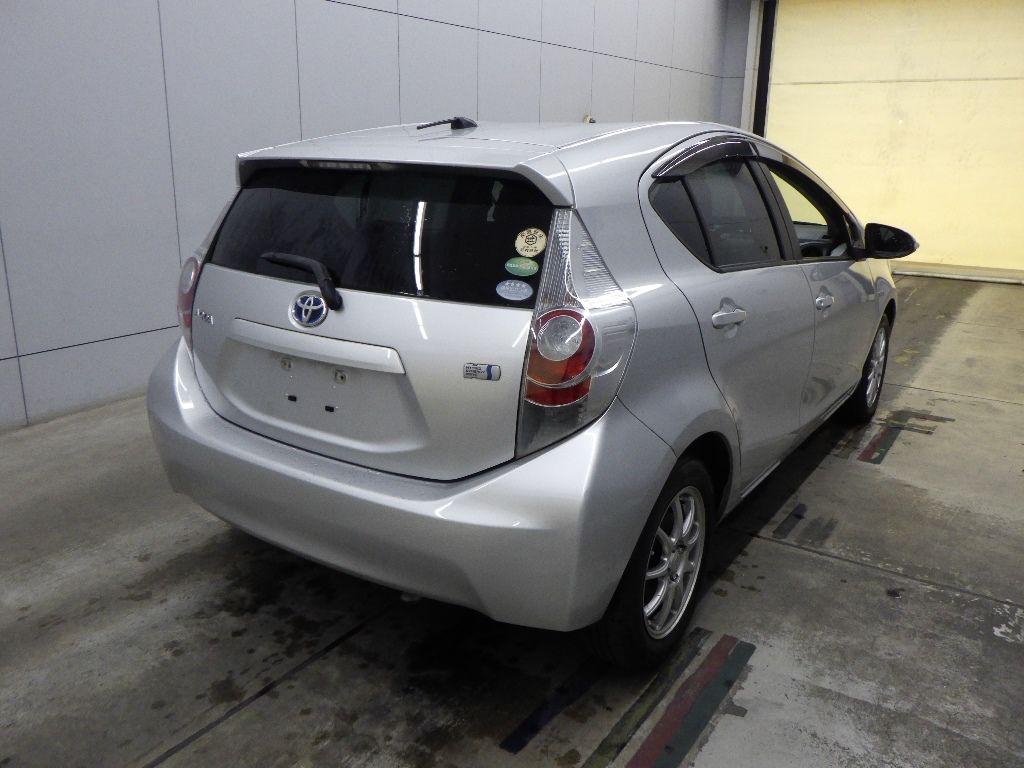 2013 Toyota Aqua S auction photo 2