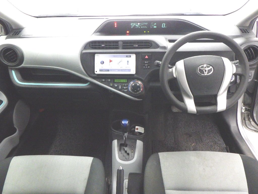 2013 Toyota Aqua S auction photo 3