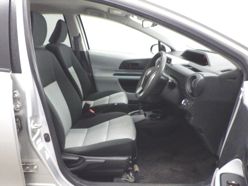 2013 Toyota Aqua S auction photo 6