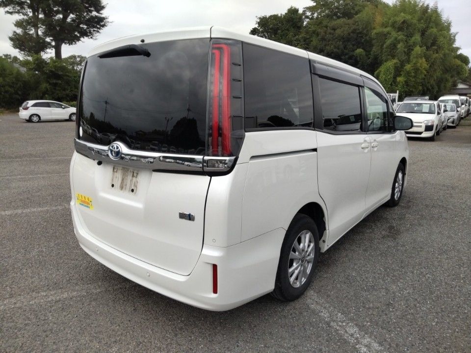 2021 Toyota Noah auction photo 2