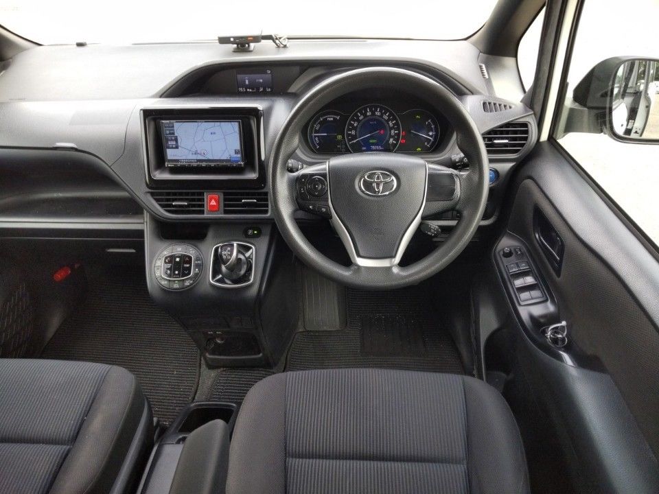 2021 Toyota Noah auction photo 3