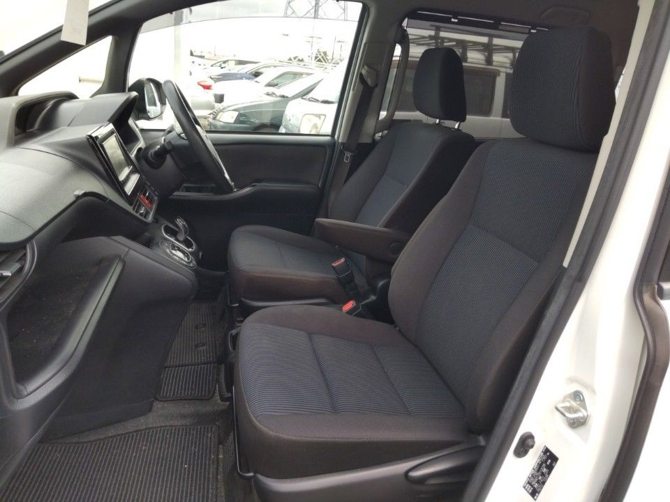 2021 Toyota Noah auction photo 16