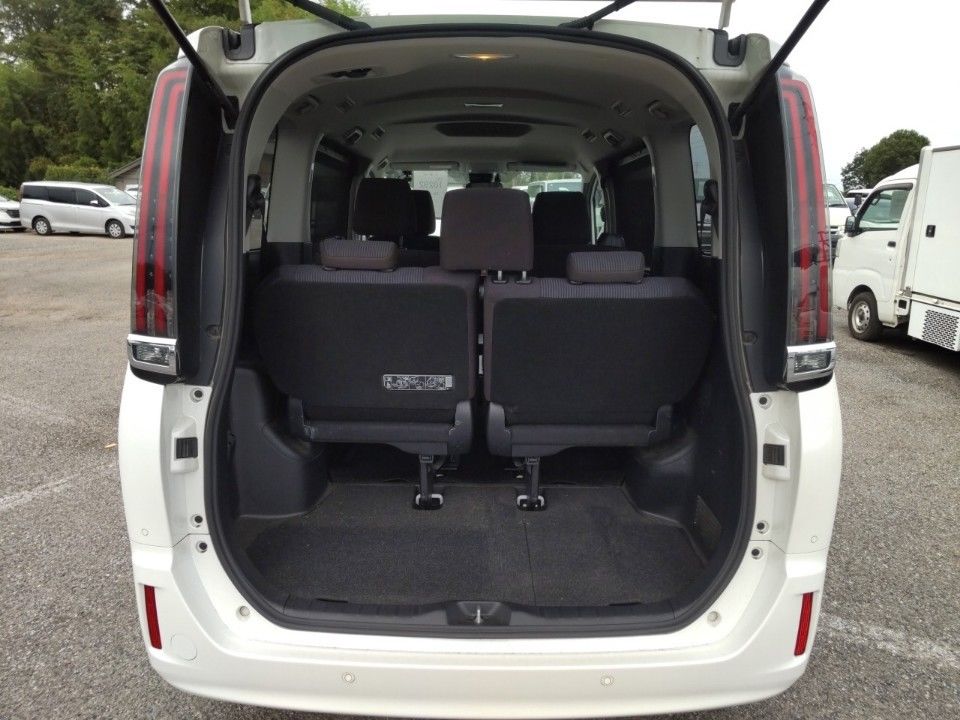 2021 Toyota Noah auction photo 8