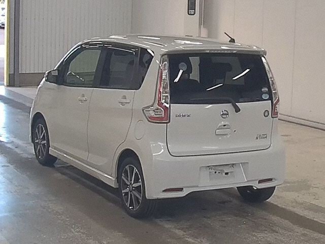 2017 Nissan Dayz HスタXプレミアムセレ 4WD auction photo 2