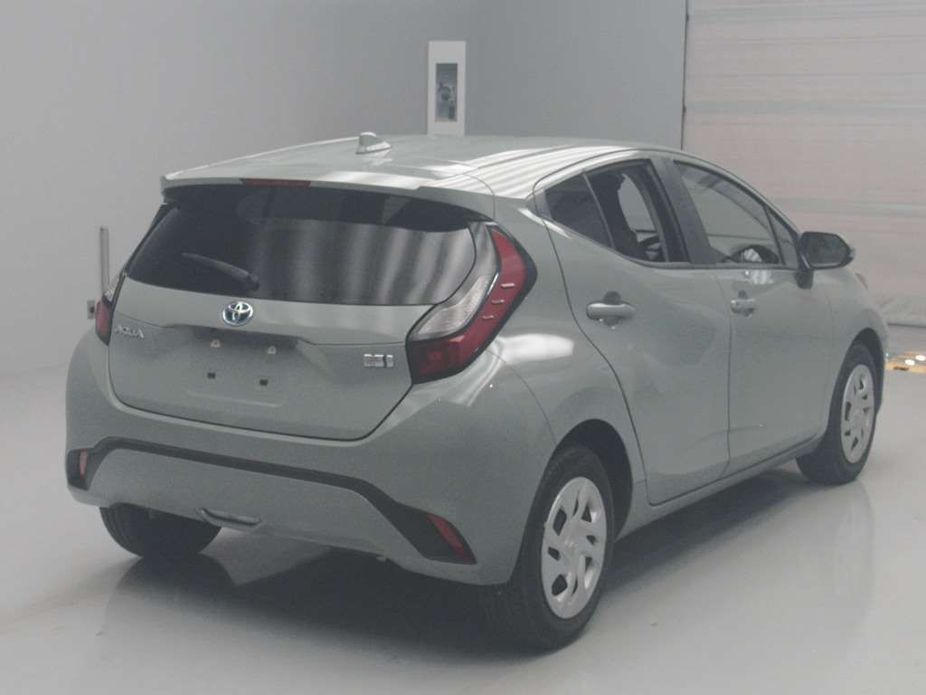 2022 Toyota Aqua X auction photo 2