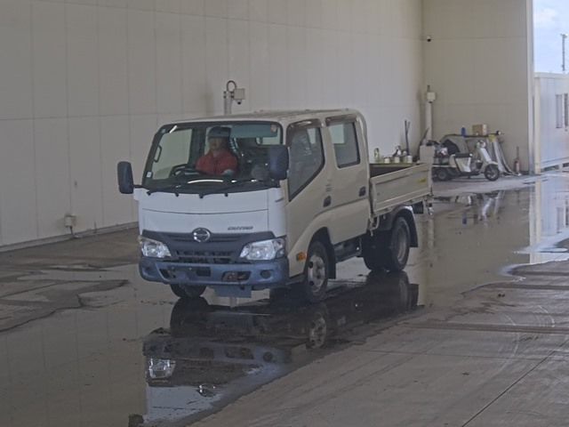 2019 Hino Dutro Wキャブ Japan auction vehicle