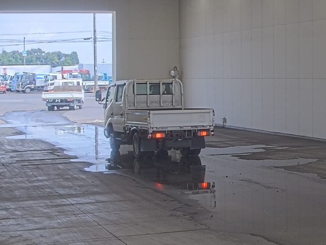 2019 Hino Dutro Wキャブ auction photo 2