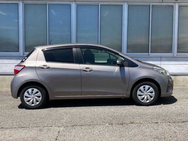 2017 Toyota Vitz F auction photo 2