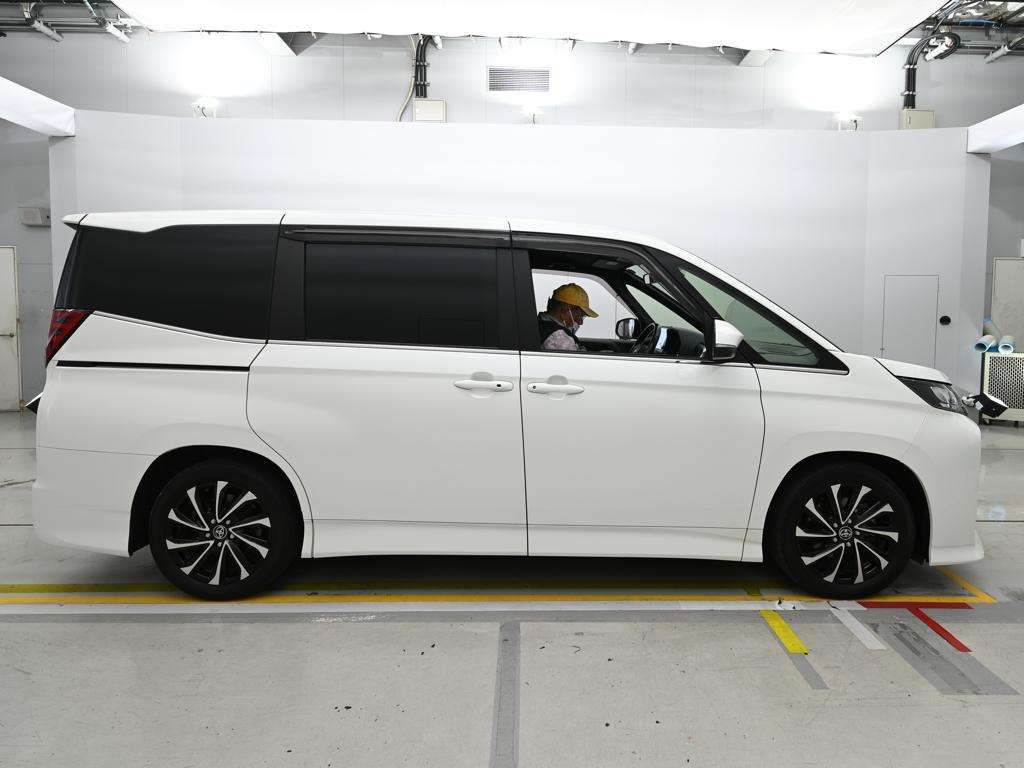 2022 Toyota Noah S-Z auction photo 3