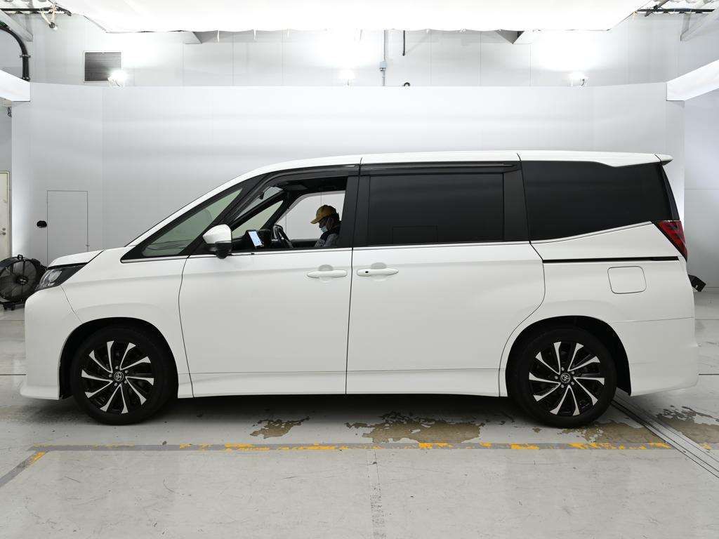 2022 Toyota Noah S-Z auction photo 4