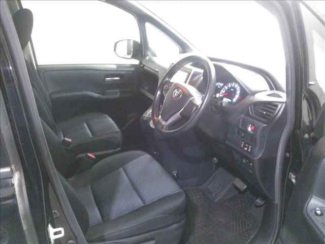 2014 Toyota Voxy ZS auction photo 4