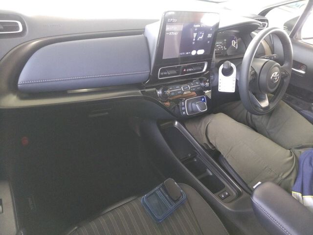 2025 Toyota Aqua Z 4WD auction photo 3