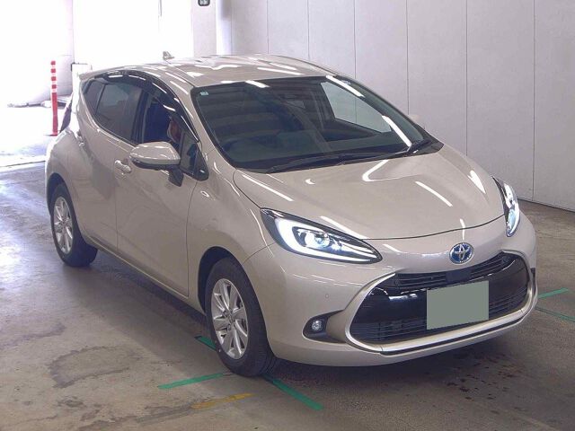 2025 Toyota Aqua Z 4WD Japan auction vehicle