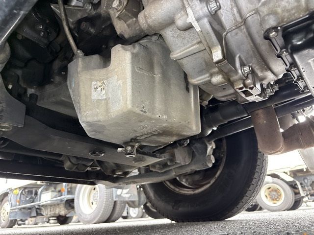 2022 Mitsubishi Fuso Canter Aluminum van, 4WD auction photo 11