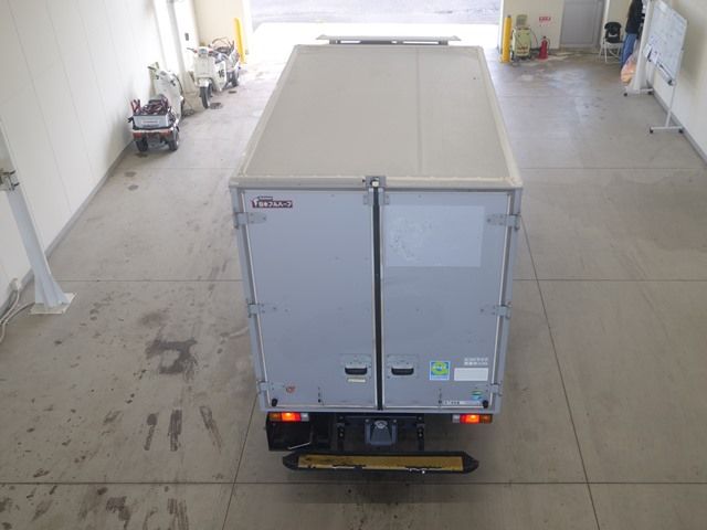 2022 Mitsubishi Fuso Canter Aluminum van, 4WD auction photo 3