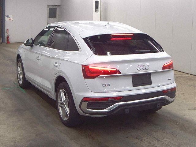 2023 Audi Q5 Sportback 40TDIクワトロSライン 4WD auction photo 2