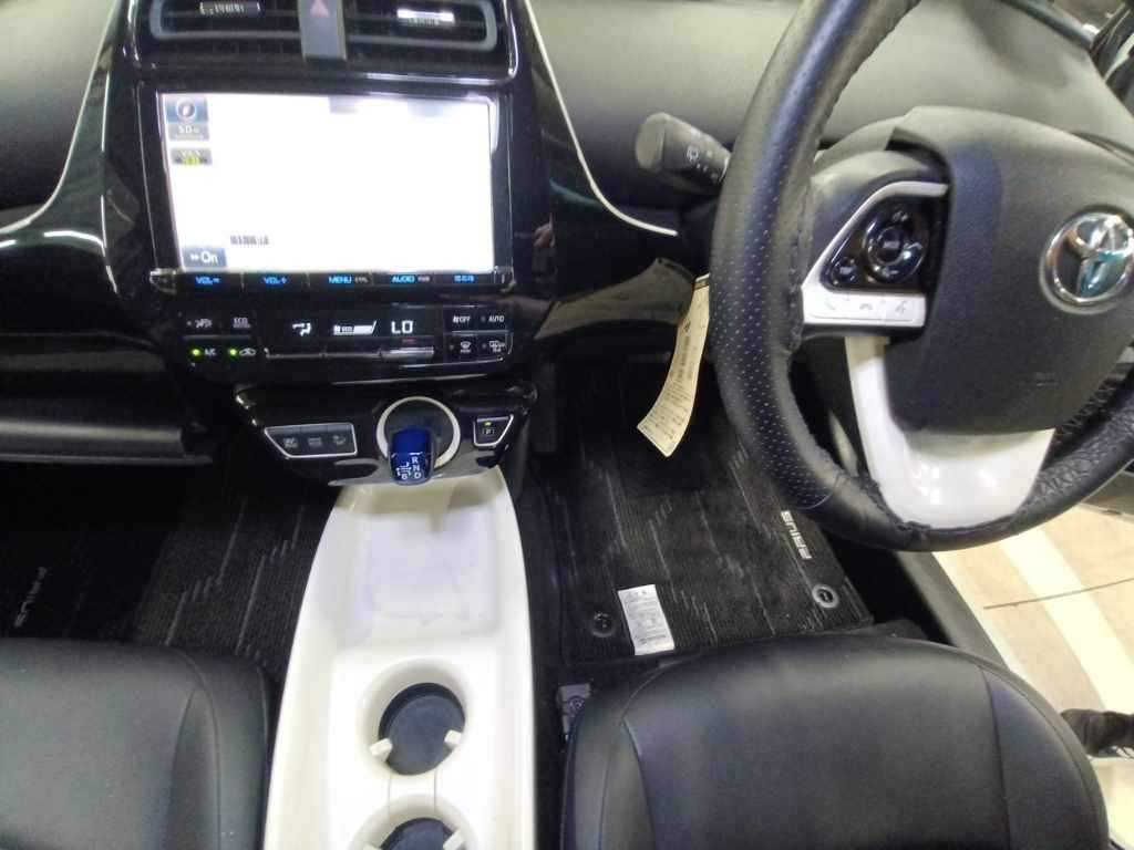 2016 Toyota Prius Aツーリングセレクション auction photo 11