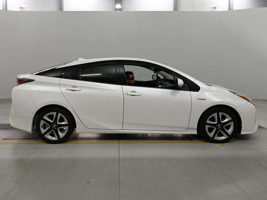 2016 Toyota Prius Aツーリングセレクション auction photo 3