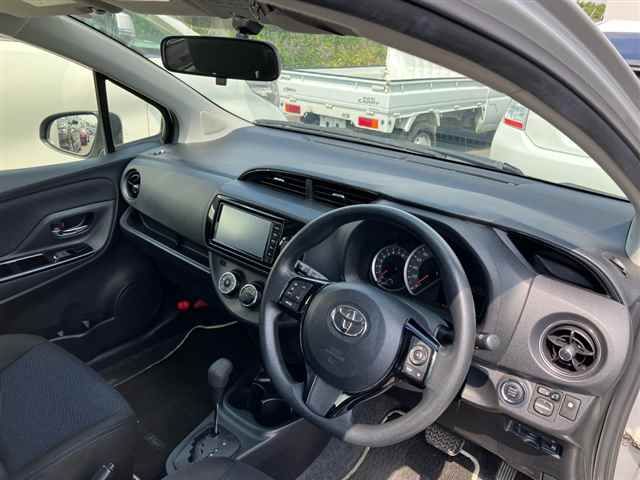 2016 Toyota Vitz F LEDエディション auction photo 3
