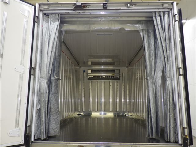 2021 Isuzu Elf Refrigerated and frozen trucks auction photo 4