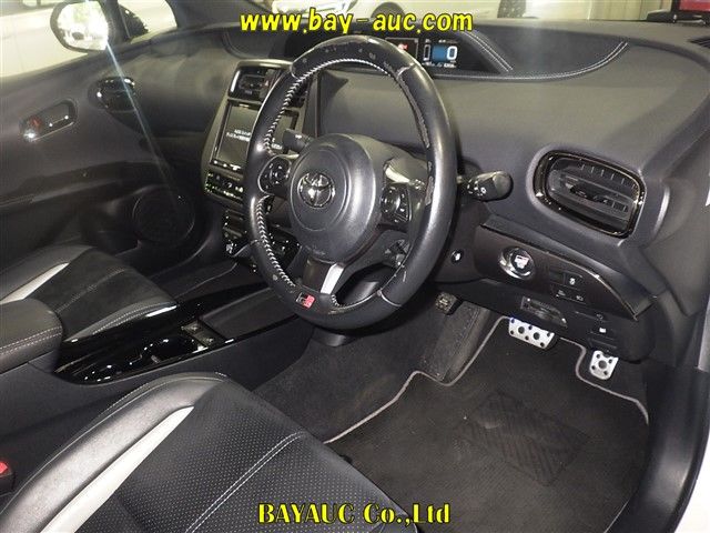 2020 Toyota Prius PHEV S GR Sport auction photo 3
