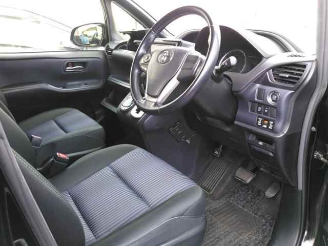 2015 Toyota Voxy auction photo 3