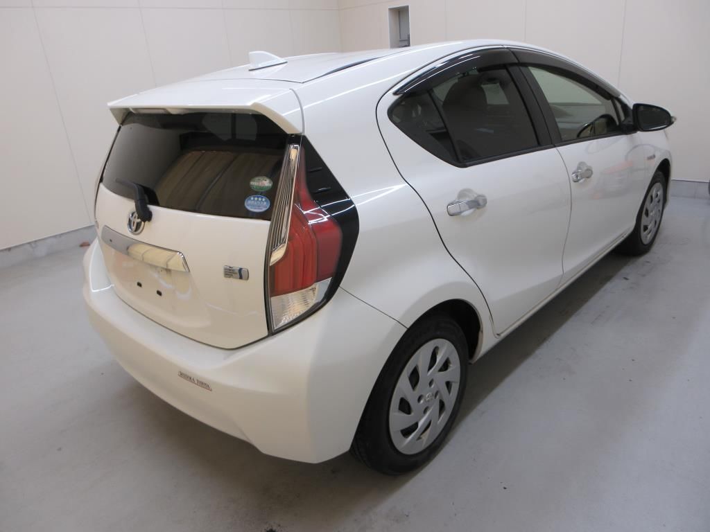 2016 Toyota Aqua Sスタイルブラック auction photo 2